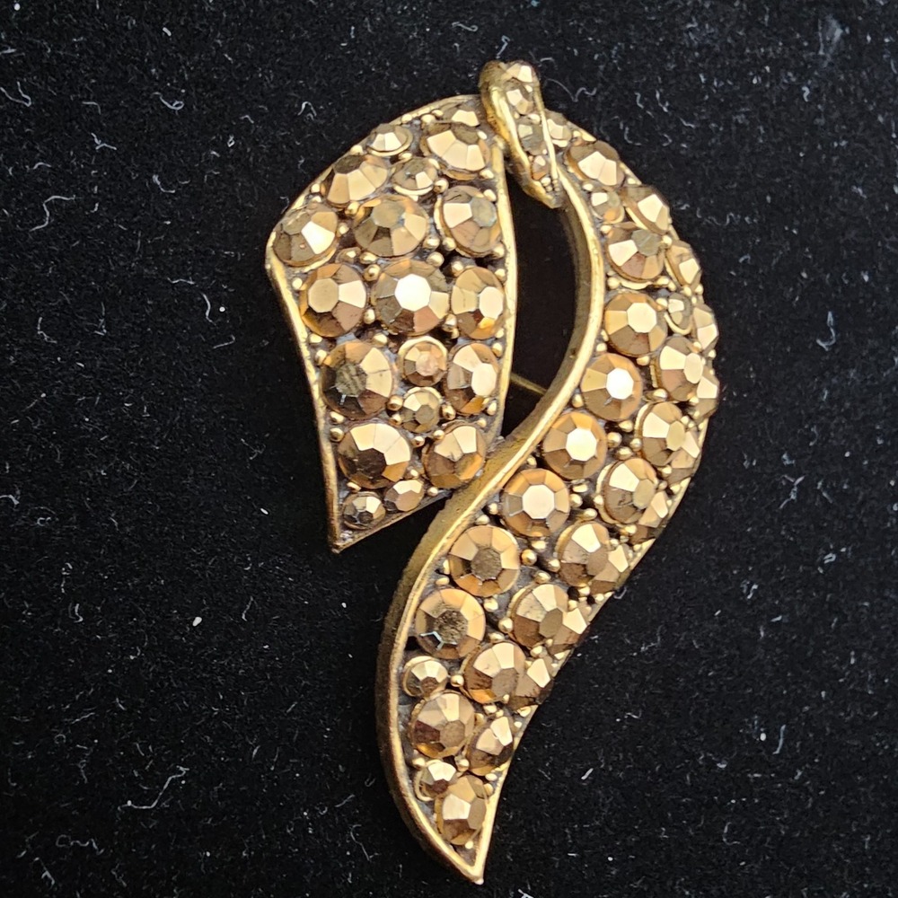 Vintage Weiss Hematite Rhinestone Ribbon Brooch Pin Bronze Tone - Picture 7 of 9